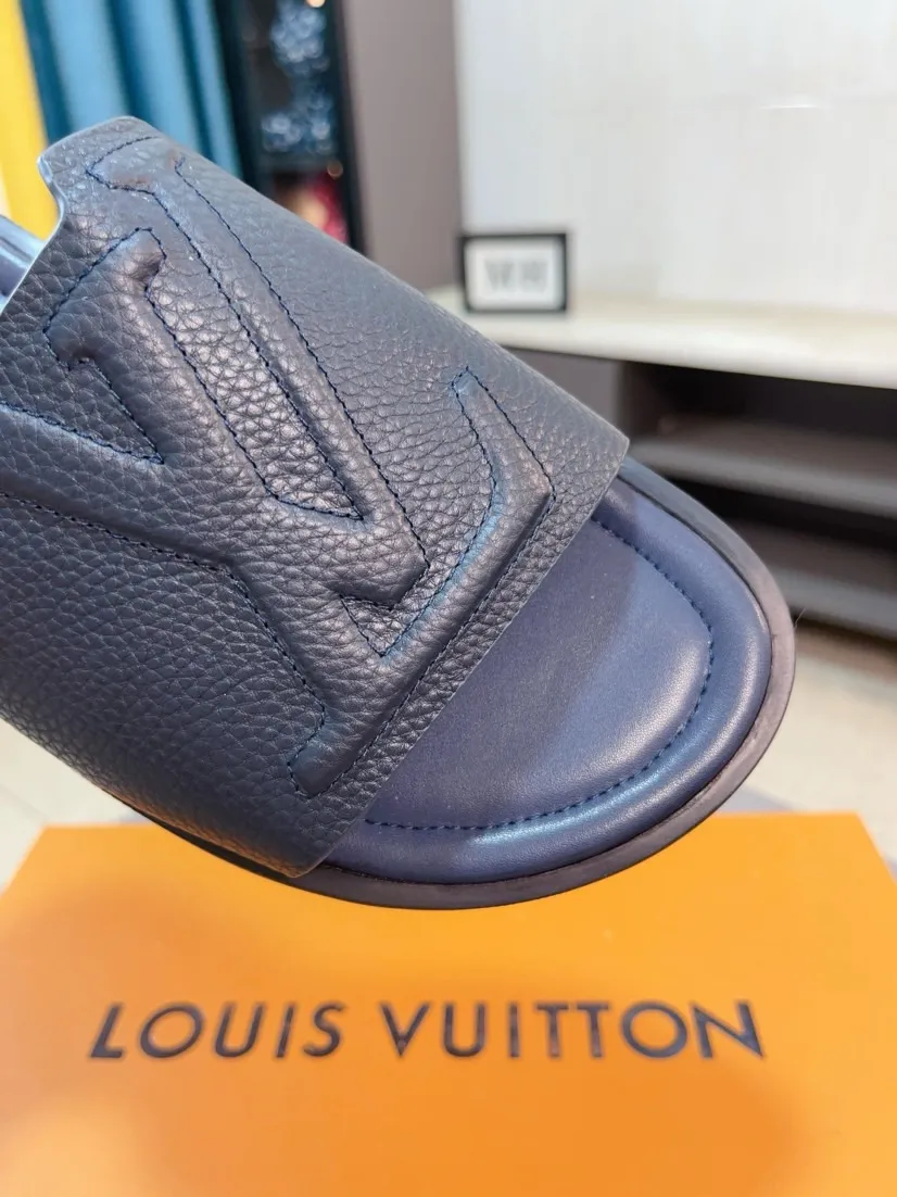 Men's shoes 💰340🌸🌸LV medium men's spring and summer slippers counter synchronization. The uppers are imported cowhide fabrics from Italy, logo graphics and high-quality craftsmanship. Soles: original soles specially provided by the original factory. Exclusive molded soles are super comfortable. Original factory single goods. 🔍🔍High quality. You can enter and exit the counter at will. Welcome to compare. Size 38-45